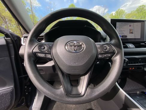 Used 2025 Toyota RAV4 XLE AWD/4WD image 28