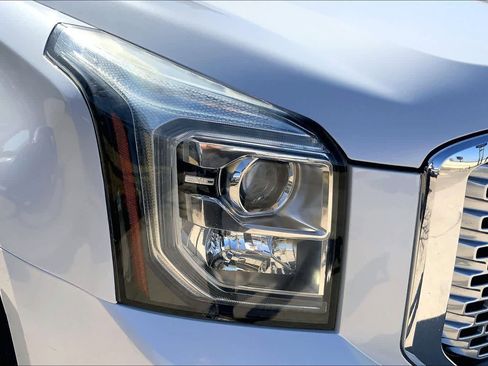 Used 2017 GMC Yukon XL Denali image 26