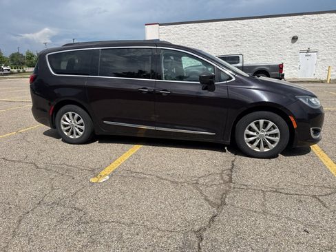 Used 2017 Chrysler Pacifica Touring-L FWD image 9