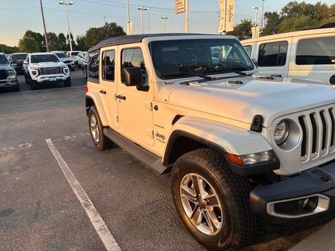 Used 2018 Jeep Wrangler Unlimited Sahara AWD/4WD image 3