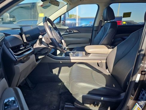 Used 2025 Kia Carnival FWD image 4