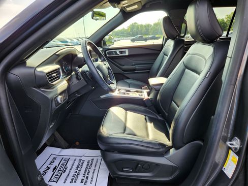 Used 2020 Ford Explorer XLT w/ Equipment Group 202A AWD/4WD image 13