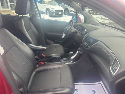 Used 2019 Chevrolet Trax LT w/ Sun & Sound Package image 11