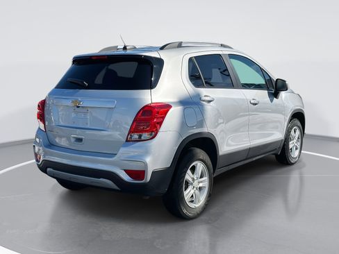 Used 2022 Chevrolet Trax LT w/ LT Convenience Package image 5