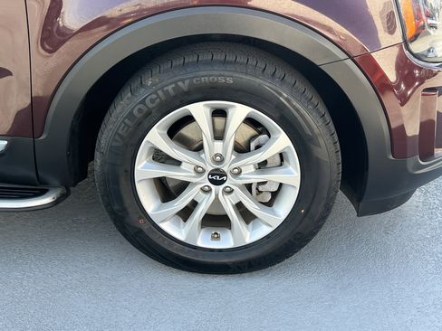 Certified 2022 Kia Telluride LX image 11