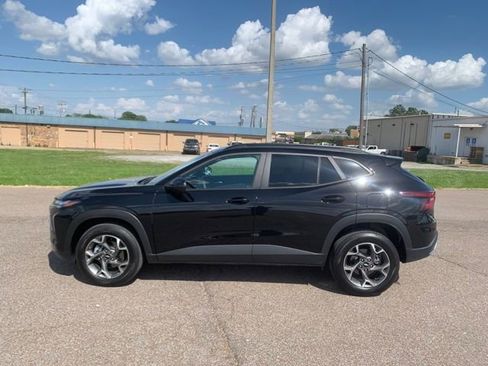 Used 2025 Chevrolet Trax LT FWD image 4