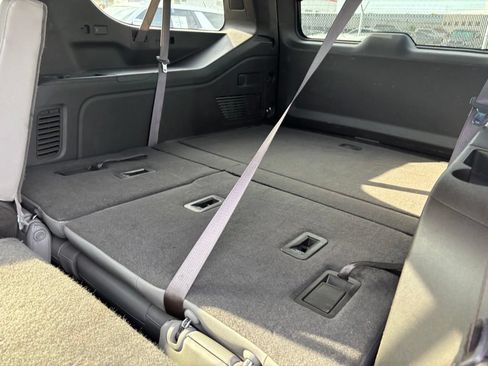 Used 2024 GMC Yukon XL SLT AWD/4WD image 13