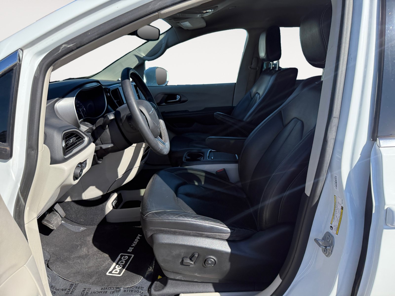 Used 2022 Chrysler Pacifica Touring-L w/ Uconnect Theater Family Group FWD image 10