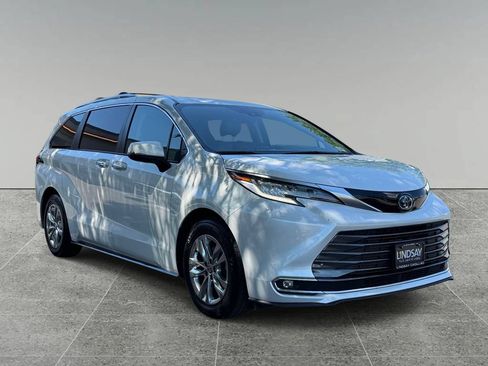 Used 2022 Toyota Sienna Limited AWD/4WD image 9
