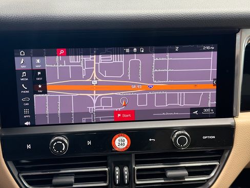 Certified 2025 Porsche Macan image 32