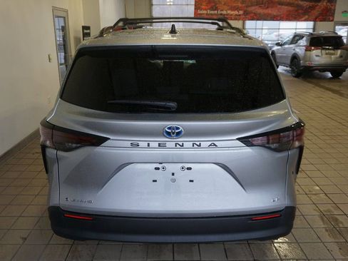 Used 2025 Toyota Sienna LE image 15