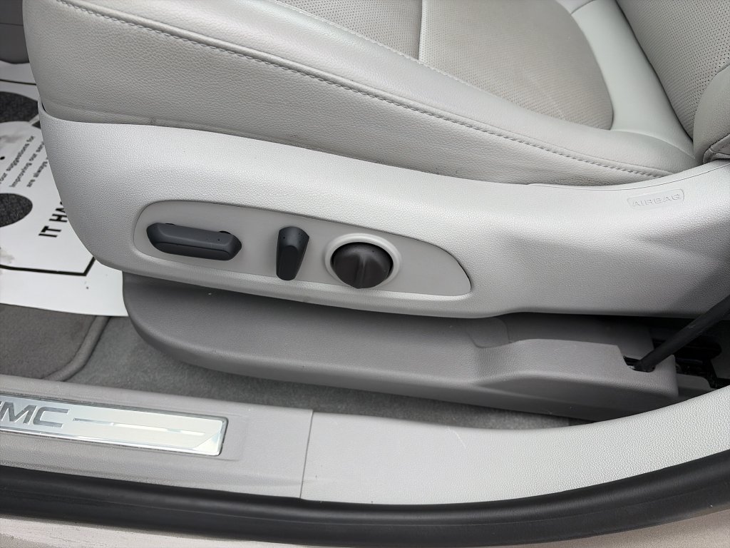 Used 2023 GMC Acadia SLT w/ Technology Package FWD image 13