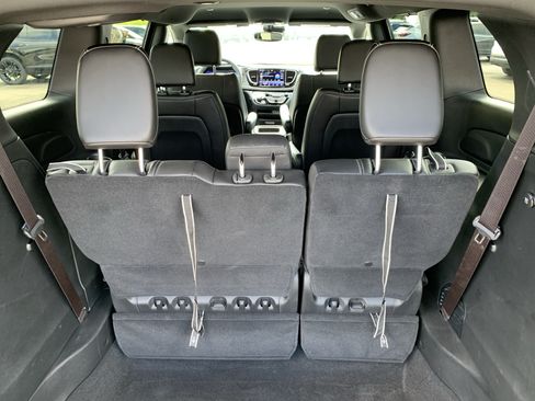 Used 2025 Chrysler Pacifica Select FWD image 39