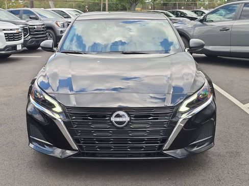 Used 2025 Nissan Altima 2.5 SV FWD image 2