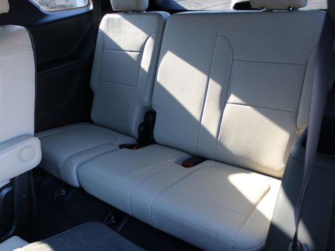 Used 2022 Chevrolet Traverse LT w/ LT Premium Package image 18