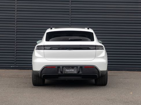 Certified 2025 Porsche Macan Electric image 7