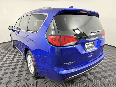 Used 2018 Chrysler Pacifica Touring-L w/ Tire & Wheel Group FWD image 14