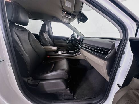 Used 2025 Kia Carnival FWD image 33