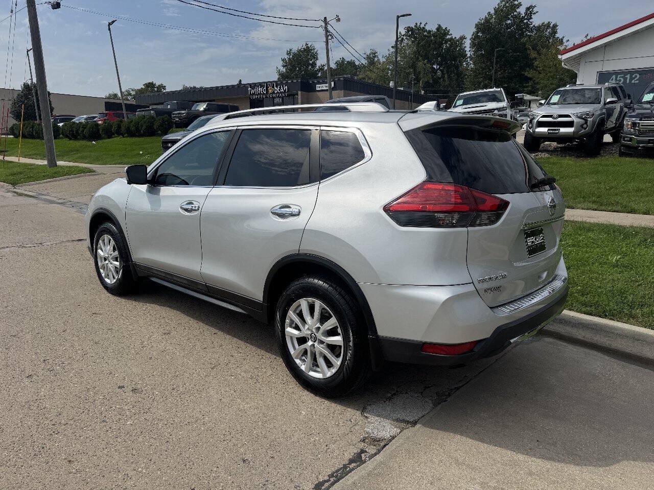 Used 2017 Nissan Rogue SV AWD/4WD image 3