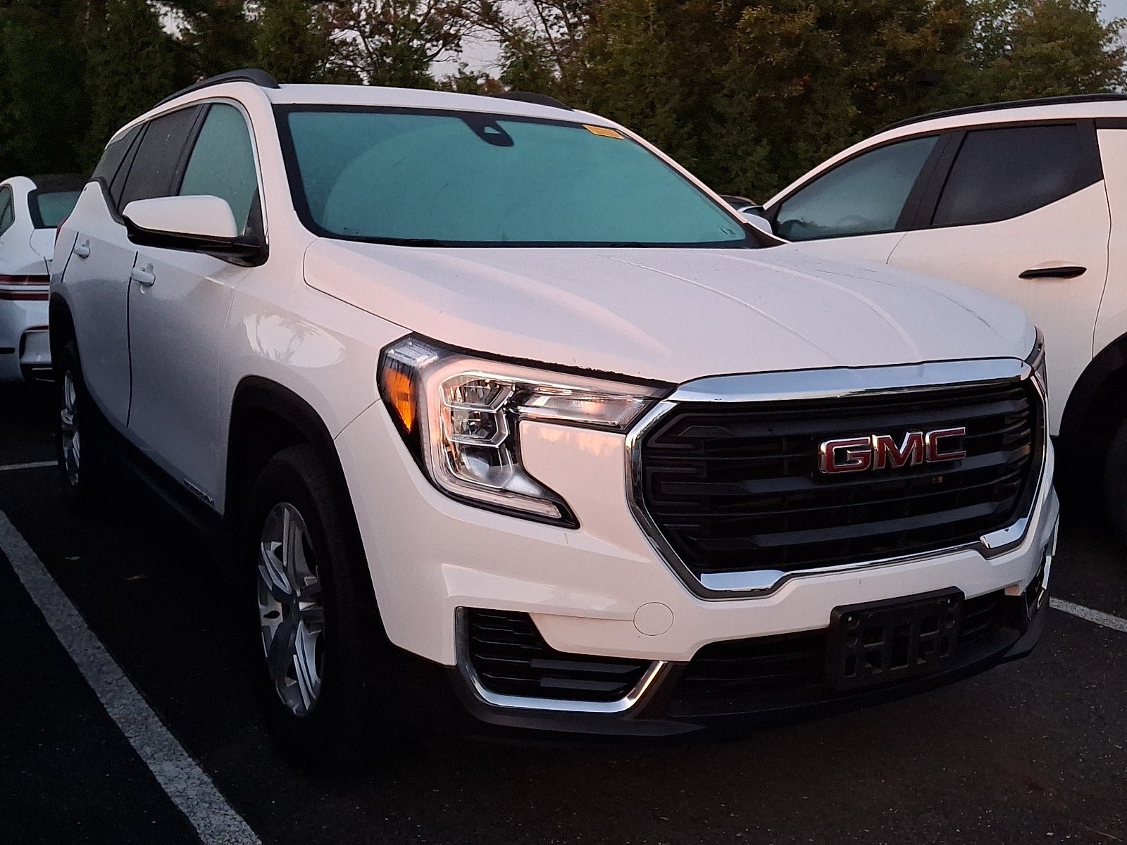 Used 2023 GMC Terrain SLE w/ Driver Convenience Package FWD image 5