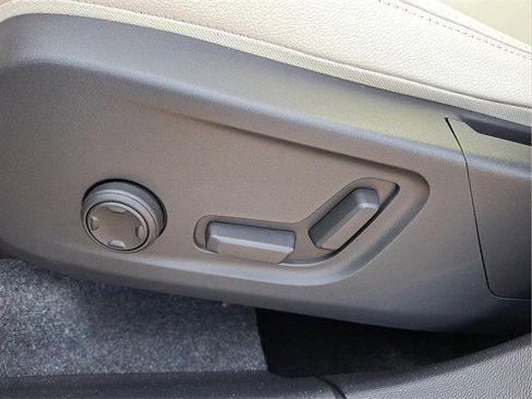 New 2025 Volvo XC40 B5 Ultra w/ Protection Package Premier image 9