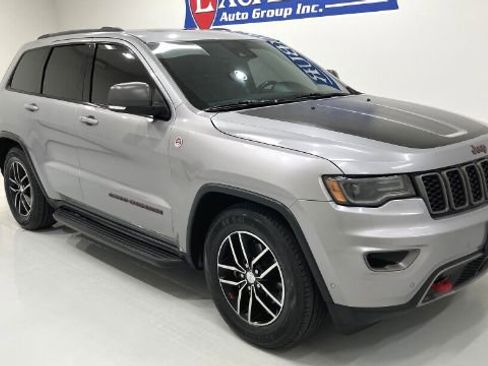 Used 2017 Jeep Grand Cherokee Trailhawk w/ Trailhawk Luxury Group AWD/4WD image 3