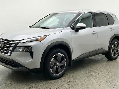 Used 2025 Nissan Rogue SV image 3