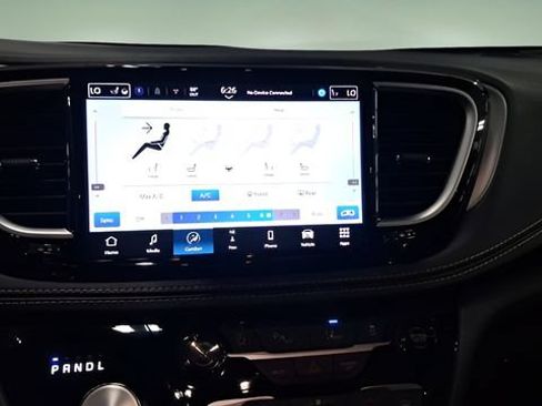 Used 2025 Chrysler Pacifica Limited FWD image 12
