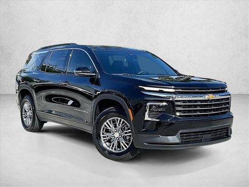 Used 2025 Chevrolet Traverse LT FWD image 12