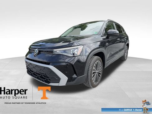 Used 2025 Volkswagen Taos SE w/ Panoramic Sunroof Package FWD image 1