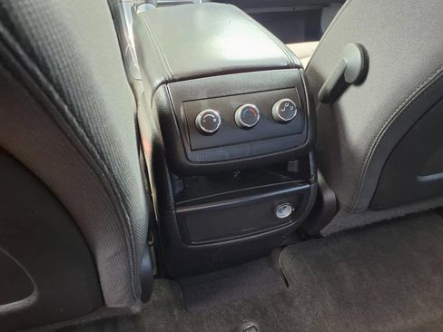 Used 2011 GMC Acadia SLE image 9