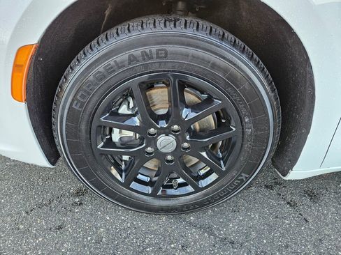 Used 2024 Chrysler Pacifica Touring-L image 9