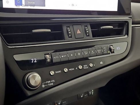 Used 2025 Lexus ES 300h w/ Premium Package image 18