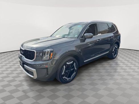 Used 2023 Kia Telluride EX w/ EX Captain's Chair Package image 3