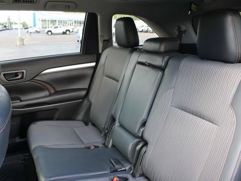 Used 2018 Toyota Highlander Plus w/ Carpet Mat Package (TMS) AWD/4WD image 17