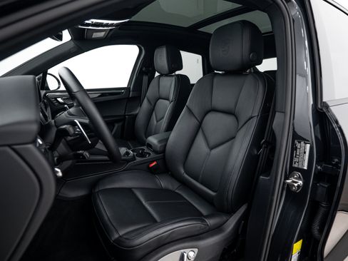 Certified 2026 Porsche Macan AWD/4WD image 5