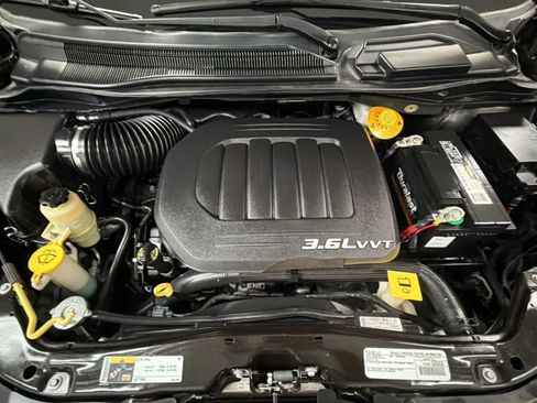 Used 2016 Chrysler Town & Country Touring FWD image 21