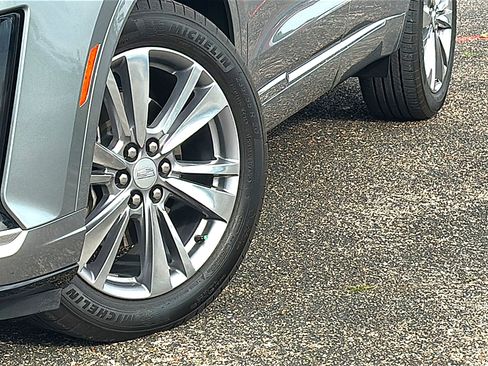 Used 2024 Cadillac XT6 Premium Luxury FWD image 3