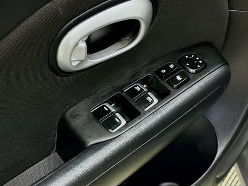 Used 2019 Kia Soul + image 17