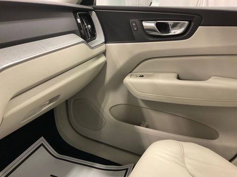 Used 2023 Volvo XC60 B5 Plus image 20