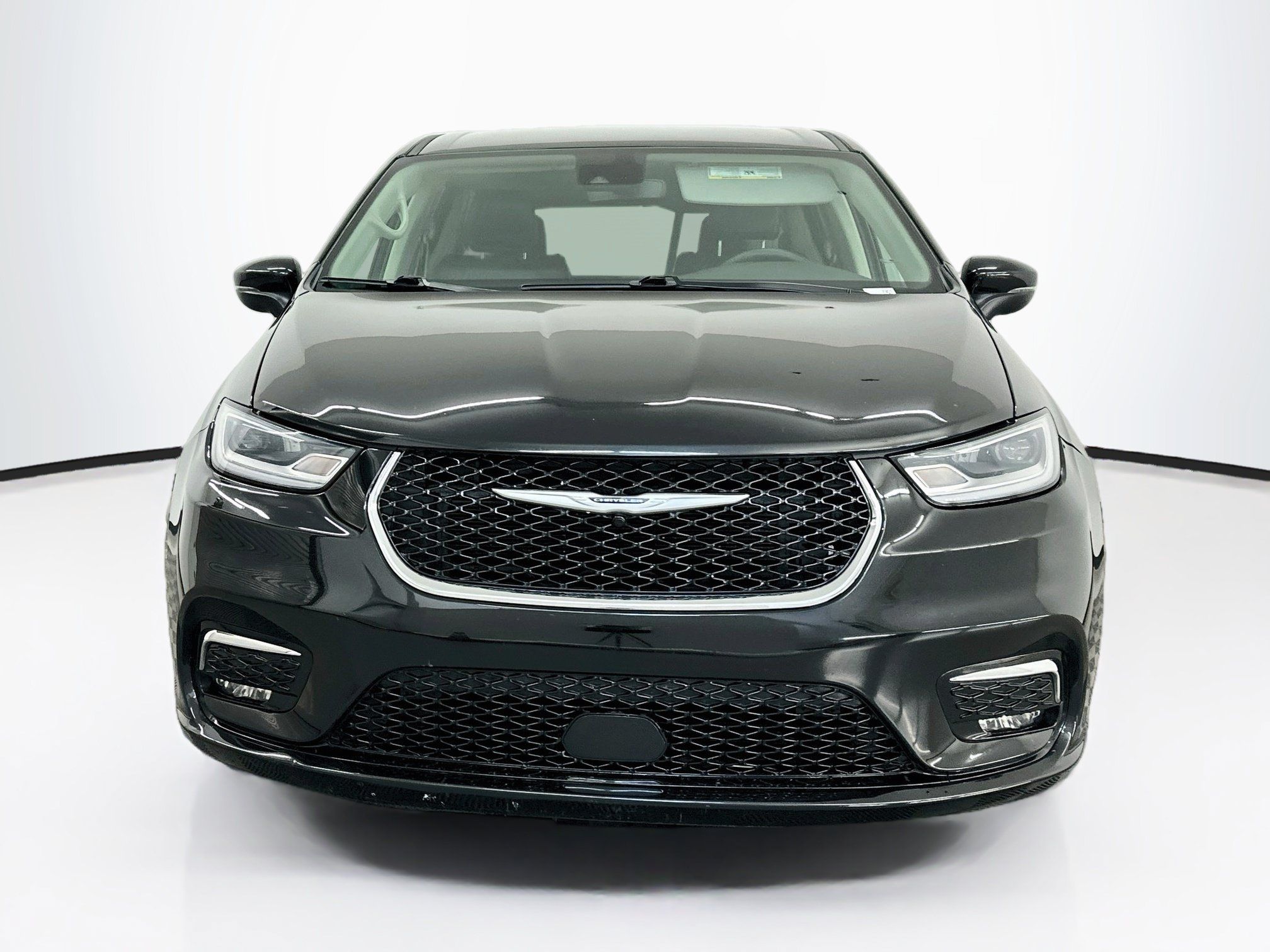 Used 2023 Chrysler Pacifica Touring-L FWD image 2