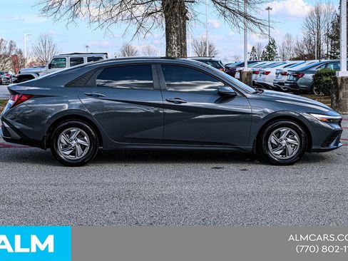 Used 2025 Hyundai Elantra SE FWD image 11