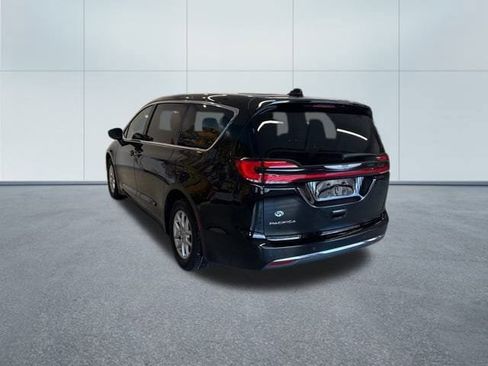 Used 2024 Chrysler Pacifica Touring-L image 3