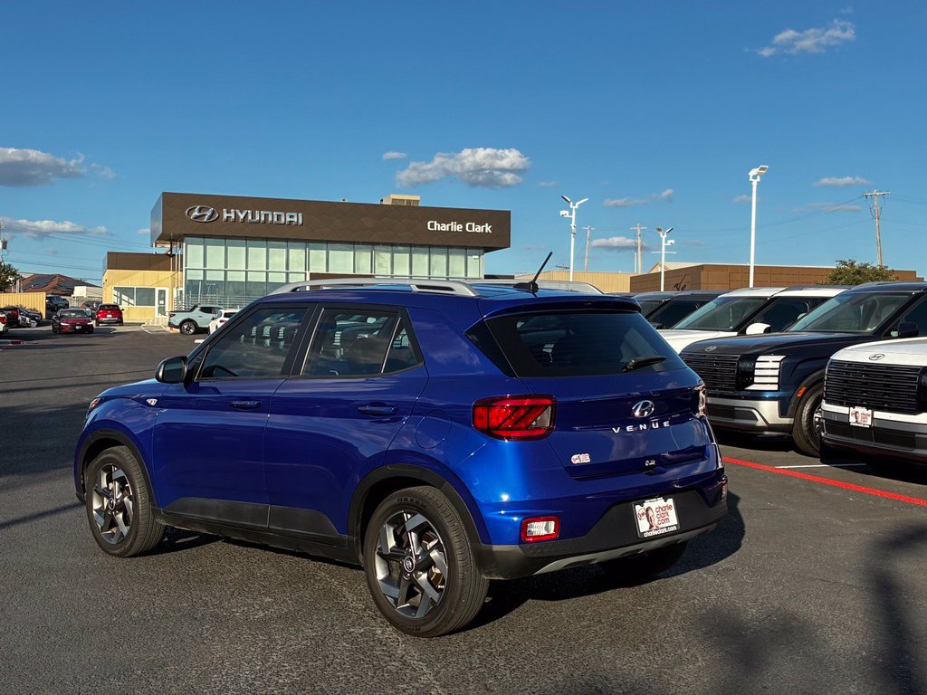 Used 2025 Hyundai Venue Limited FWD image 3