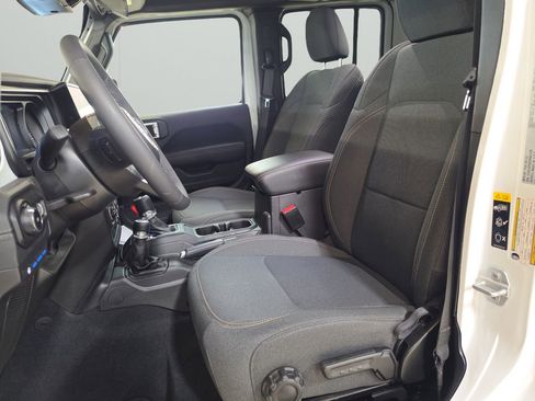 Used 2025 Jeep Wrangler Unlimited Sahara AWD/4WD image 11