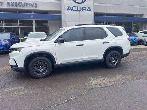 Used 2025 Honda Pilot TrailSport image 44
