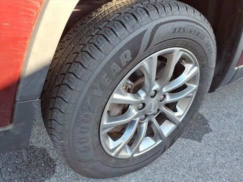 Used 2019 Jeep Cherokee Latitude Plus w/ Cold Weather Group AWD/4WD image 12