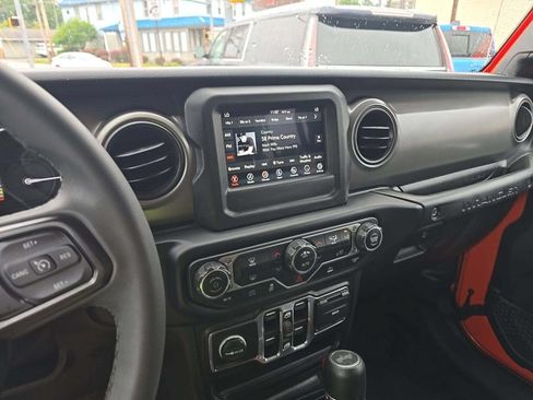 Used 2023 Jeep Wrangler Unlimited AWD/4WD image 5