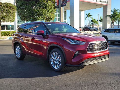 New 2026 Toyota Highlander Limited image 2