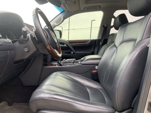 Used 2020 Lexus LX 570 4WD w/ Luxury Package image 16